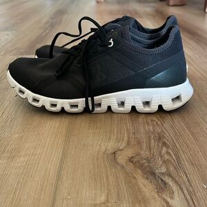Women’s black On Cloud tennis shoes